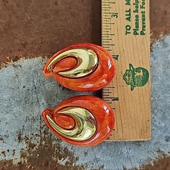 VTG Clip-on Earrings - Picture 3 of 13